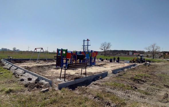 Budowa placu zabaw i siłowni zewnętrznych na tzw. Radziejowskich błotach