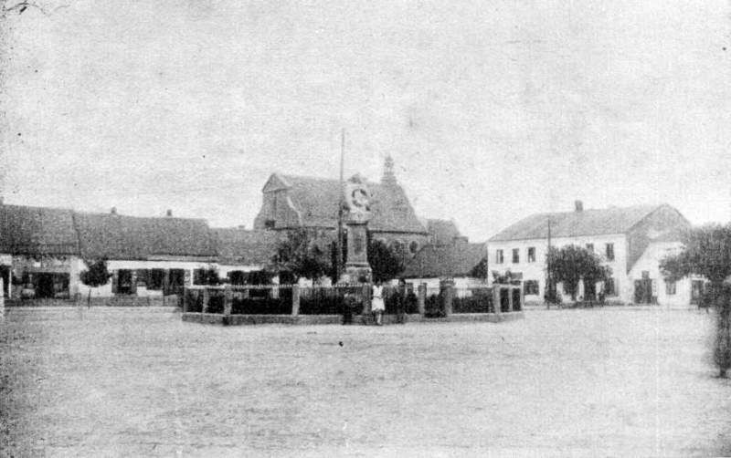  Widok na Rynek Radziejowa. Na środku pomink Tadeusza Kościuszki, w oddali kościół franciszkański. 1931 r. 
